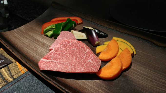 シャトーブリアン伊勢海老アワビ〆にガーリックライス、味噌汁等々をキメてきた。別格の味だった。また一つ任務が完了した。 