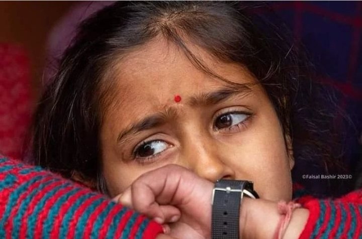 VishalJMU16's tweet photo. Diksha ,a 5 years old daughter  looking towards dead body of her father sanjay sharma .
💔
#Terrorism
@SeedOfTopology https://t.co/v6Whhf9EnN