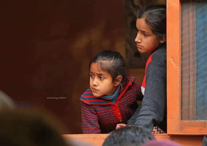 VishalJMU16's tweet photo. Diksha ,a 5 years old daughter  looking towards dead body of her father sanjay sharma .
💔
#Terrorism
@SeedOfTopology https://t.co/v6Whhf9EnN