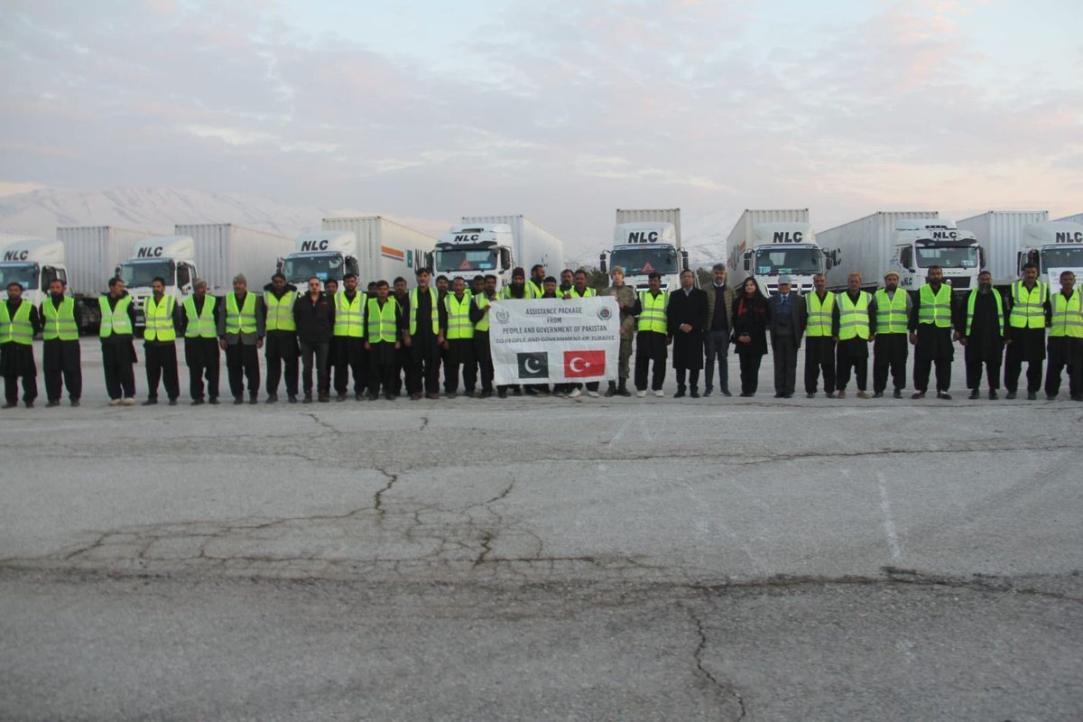 tcsavunma's tweet photo. Dost ve kardeş ülke Pakistan’ın deprem bölgesine gönderdiği 21 TIR  yardım malzemesini Malatya'da törenle teslim aldık. Tüm Pakistan halkına destekleri için şükranlarımızı sunuyoruz.
#MSB https://t.co/PUd395M9tj