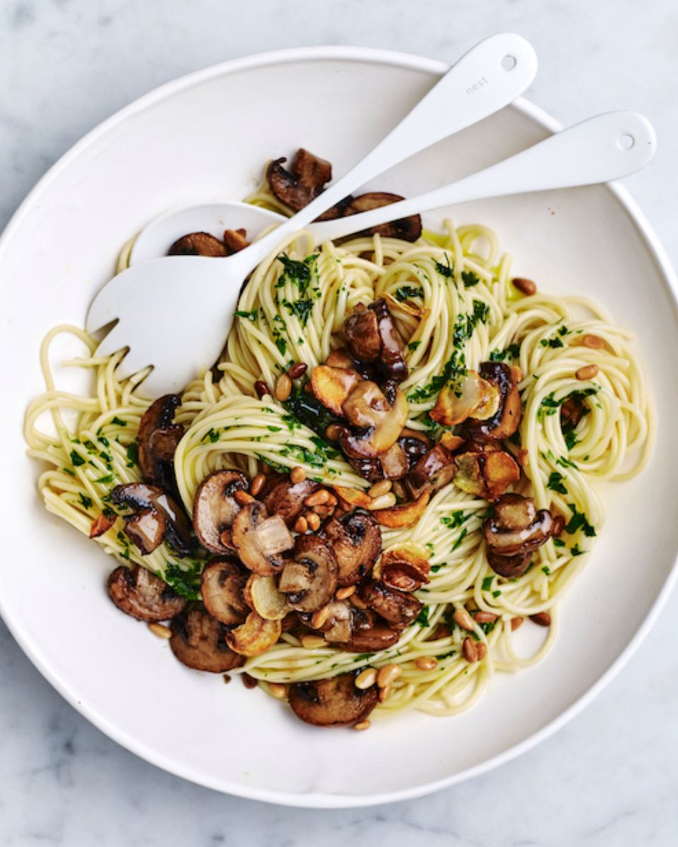 foodandhome_sa's tweet photo. Supper is sorted with this quick and easy Mushroom spaghetti. 🍄
Make this vegetarian dish packed with umami flavour: https://t.co/9QKsCTSVok
#CookingWithFH #SpaghettiRecipe #QuickDinner 📷: Aremedia https://t.co/Z5OaRPdqNg