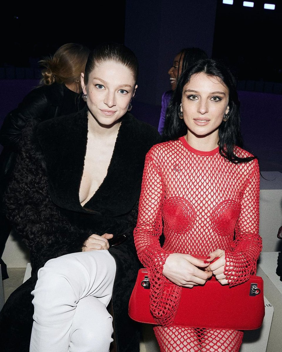 📸 Hunter Schafer e Alice Pagani participam do Salvatore Ferragamo FallWinter 2023-2024 Show em 25 de fevereiro de 2023 em Milão, Itália.