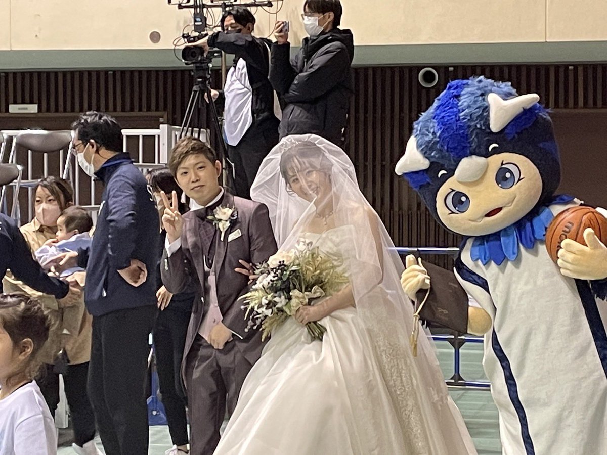 0605Kgo's tweet photo. 2.25日嫁さんと付き合って6年記念日の日に長崎ヴェルカとのコラボウエディングに応募したら、
まさかの一等
緊張でガチガチでしたが
長崎ヴェルカさん🏀
長崎ヴェルカのファンの皆さん！
今回お世話になった
式場の方、
親、
いろんな方に感謝です😻

皆様ありがとうございました♪
#長崎ヴェルカ https://t.co/QTNzJI8GHh