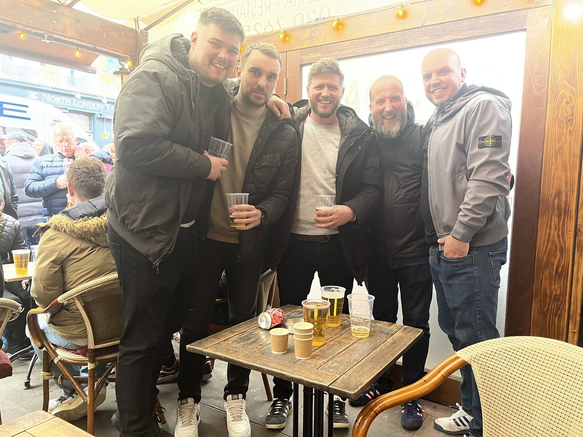 _DP85's tweet photo. Reds are here. In the pub. Like normal people https://t.co/BrWcCMPeYF