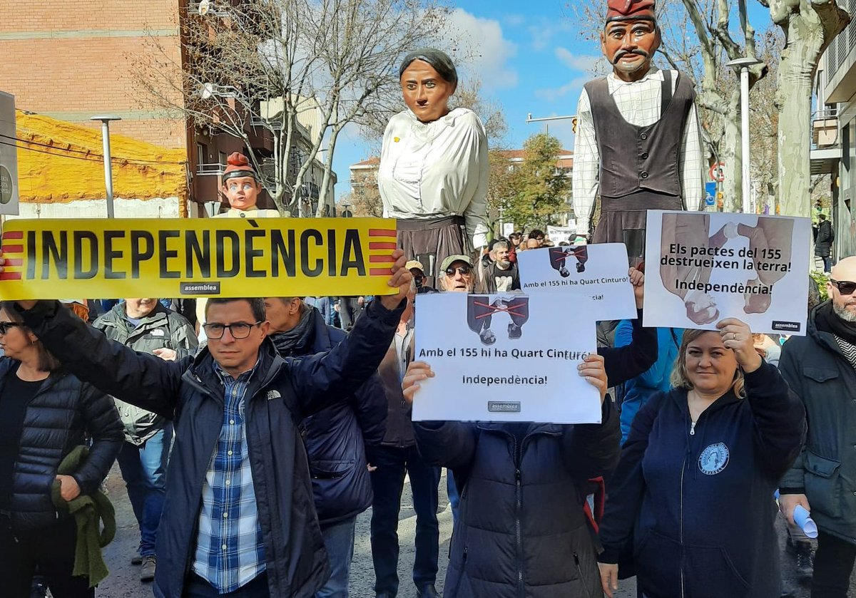 SBDxI's tweet photo. #AturemEl4tCinturó #Stop155
Avui hem estat presents a la manifestació contra el Quart Cinturó perquè suposa la submissió del Govern acceptant prerrogatives de qui vol q oblidem el nostre objectiu d'#Independència https://t.co/VAtUw7n1kd