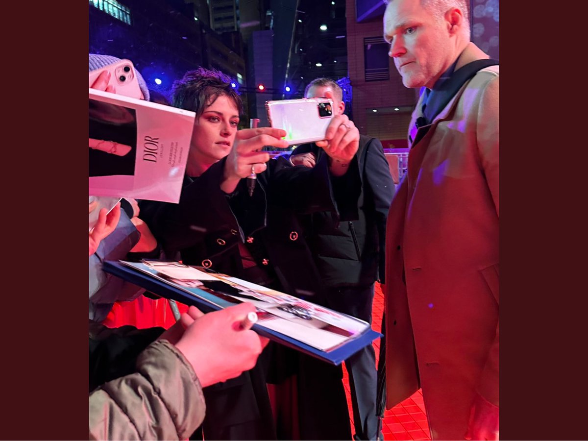 RemeeCullen's tweet photo. @Chiburkie PMSL….#RKfans are gonna fan….regardless which one is present ie….the DIOR book for #KristenStewart to sign.. https://t.co/qf2Jc0pAFA