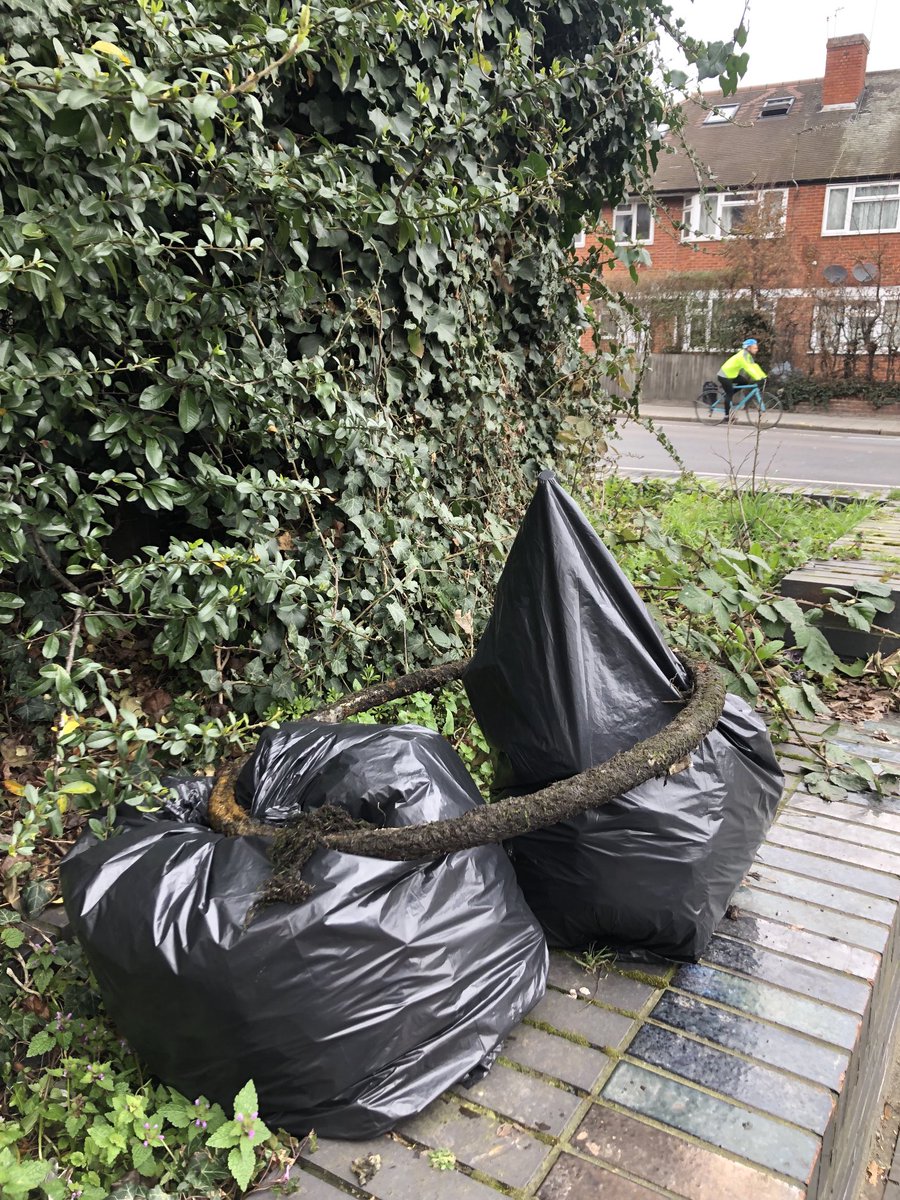 Community litter pick with ⁦@MertonGreens⁩ today. Two heavy bags left at Merton High street entrance to ⁦@sainsburys⁩ for pickup by ⁦@VeoliaUK⁩ ⁦@Merton_Council⁩ #volunteering #wandletrail #riverbank