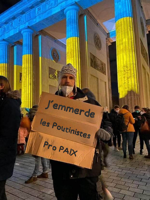 MaxiBernard_'s tweet photo. Fier de mon gendre qui vient de m'envoyer une photo de lui pendant sa manifestation en soutien à l'#Ukraine 🇺🇦.
Les complotistes pro #Poutine n'auront pas le dernier mot, ce sera la guerre sinon rien.

#MajoriteSilencieuseRepublicaine 
#TeamMacronard 
#SlavaUkraini https://t.co/sG8eyz96DY