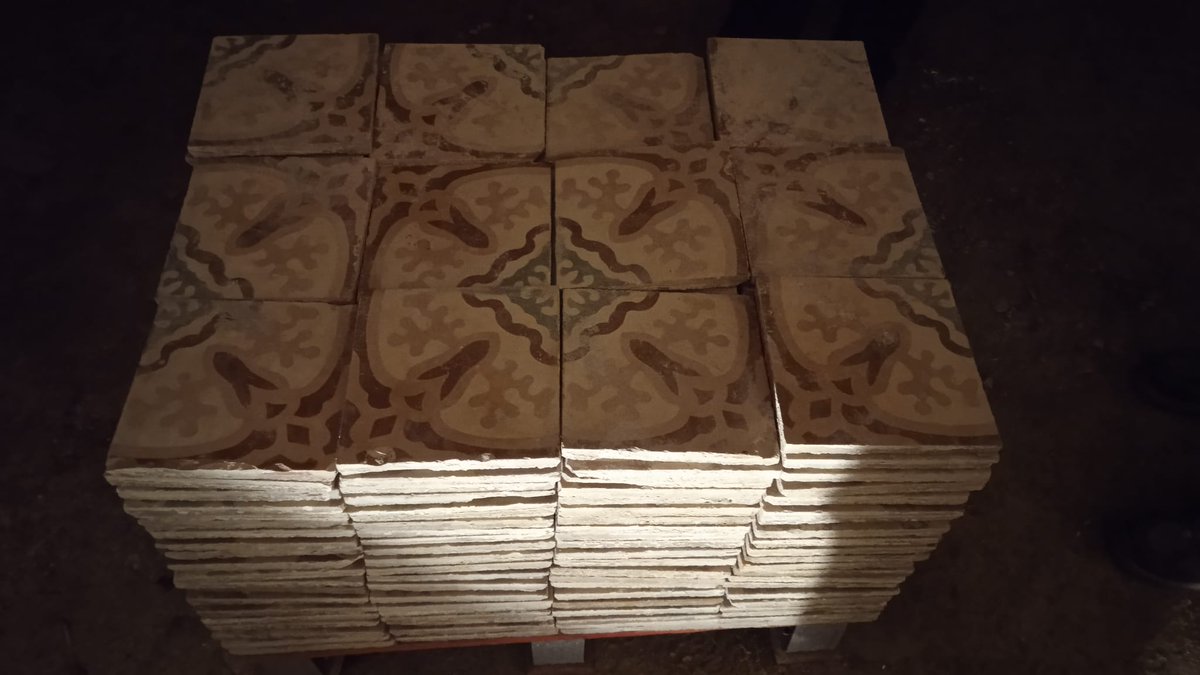 titaranya's tweet image. Recuperem rajoles hidràuliques de l&apos;enderroc del C/Carnisseria 25 per a l&apos;espai comunitari dels nous habitatges a Ca Robusté (Valls).
En tenim 4 models diferents que intentarem integrar en aquesta o futures obres.
#rajolahidràulica