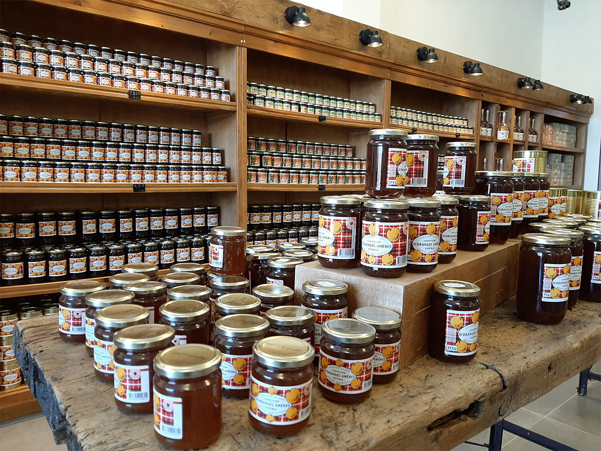 VisitCotedazur's tweet photo. [#MICROAVENTURES] 📢 Voyagez dans le temps à l'écomusée de l'oranger bigaradier

Participez à la fabrication de confitures et de vin d’🍊, selon les recettes traditionnelles ancestrales 👉 https://t.co/bThvFtWv1A

📸 OTVGJ #CotedAzurFrance #SIA2023 @Salondelagri @AlpesMaritimes https://t.co/hWvJITBPad