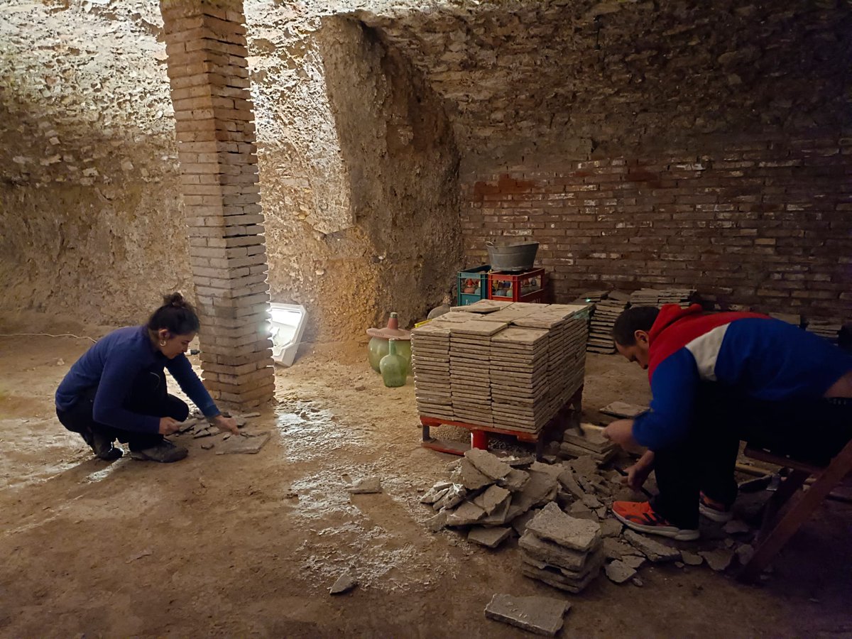 titaranya's tweet image. Recuperem rajoles hidràuliques de l&apos;enderroc del C/Carnisseria 25 per a l&apos;espai comunitari dels nous habitatges a Ca Robusté (Valls).
En tenim 4 models diferents que intentarem integrar en aquesta o futures obres.
#rajolahidràulica