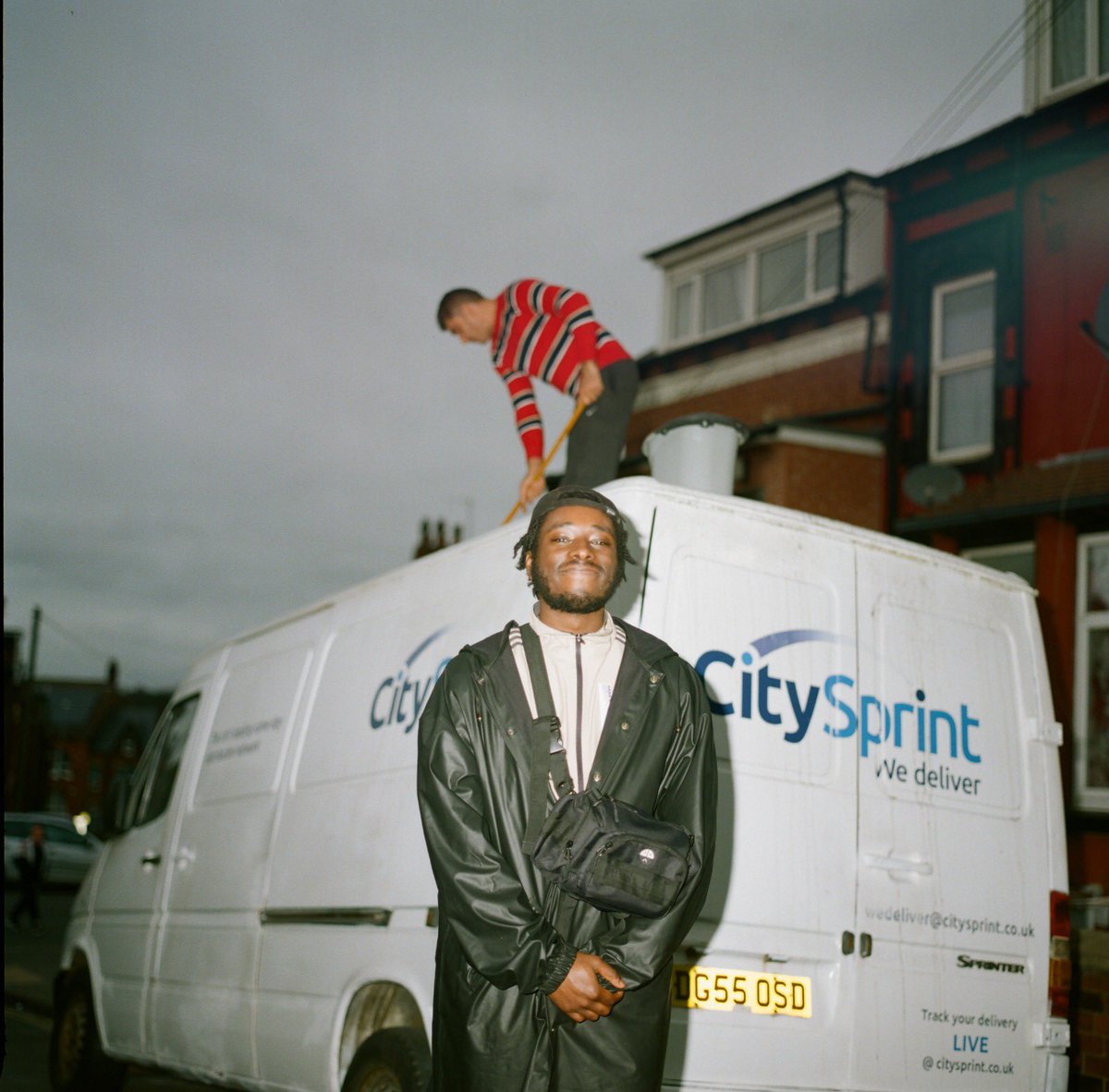 offiemag's tweet photo. when we went to Leeds to interview @looknorthaze and this matey was just cleaning the top of his van https://t.co/boYNxRGSj5
