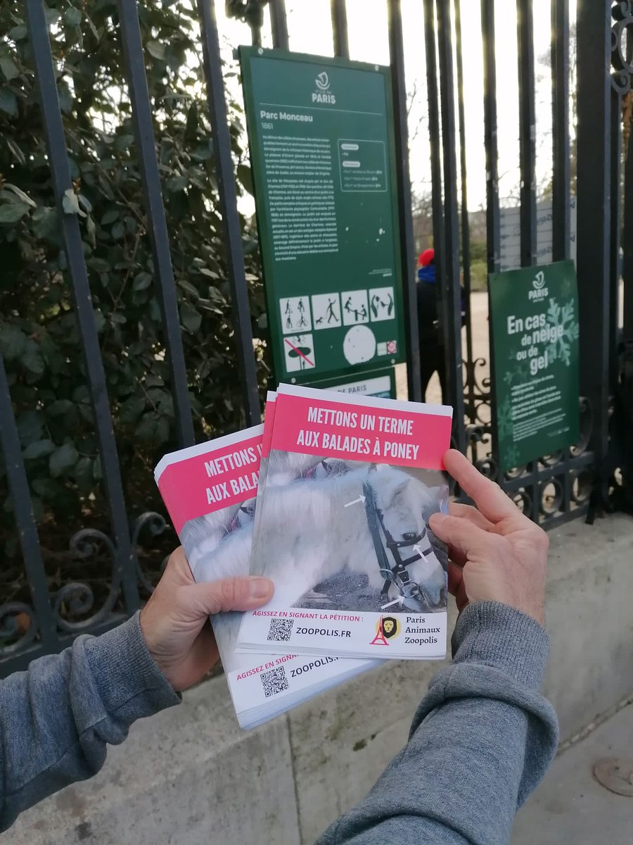 🗣️Action de sensibilisation pour la fin des #BaladesAponey au parc #Monceau. 🐴 📌 Les #poneys ne sont pas des jouets ! 🎠 ⁦@Anne_Hidalgo⁩ ⁦@jdHAUTESERRE⁩ ⁦@C_Najdovski⁩