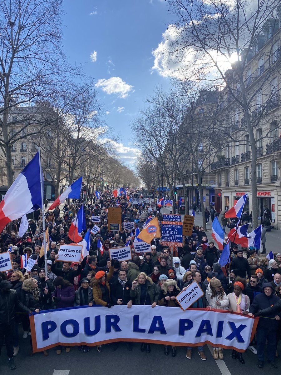 Énorme succès de la #MarcheNationalePourLaPaix en ce moment à Paris !
Encore + de monde pour cette 2è édition !
Et en même temps dans 30 villes de France ! Incroyable ! La Paix ! 🇫🇷🇫🇷🇫🇷
#NonALa3eGuerreMondiale !