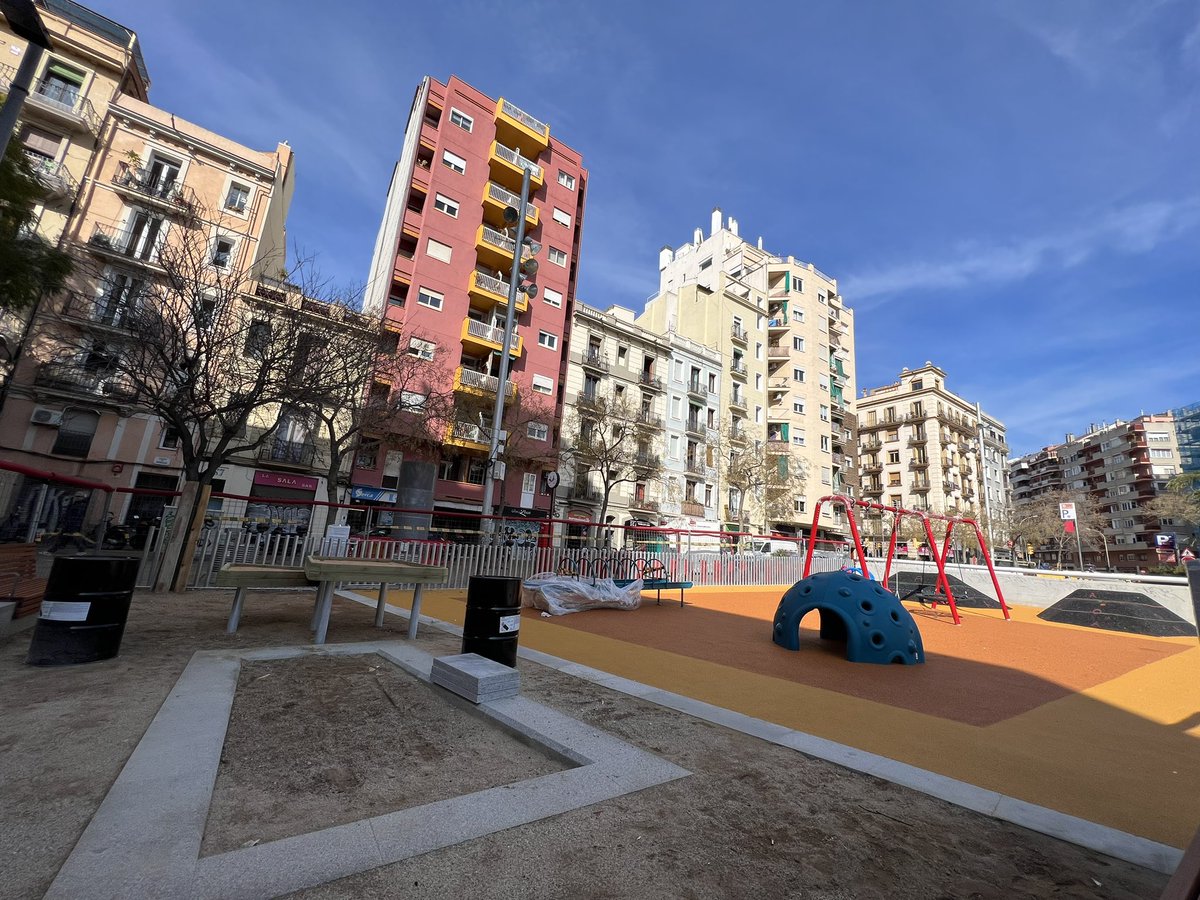ParcsInclusius's tweet photo. El proper parc inclusiu que s'estrenarà a Joanic, gronxadors, roller table, a més de jocs hi ha zona tranquil·la amb sorral, a nosaltres ens falta jocs dinàmics per pujar amb la cadira de rodes
 #ParcsInclosius
 #ParcsPerTots
 @bcn_ajuntament https://t.co/AzgeifNgsF