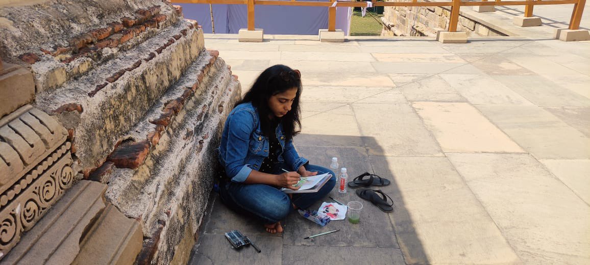 During #KhajurahoDanceFestival we organised a group of artists to perform live sketching at various locations at Khajuraho temple complex !