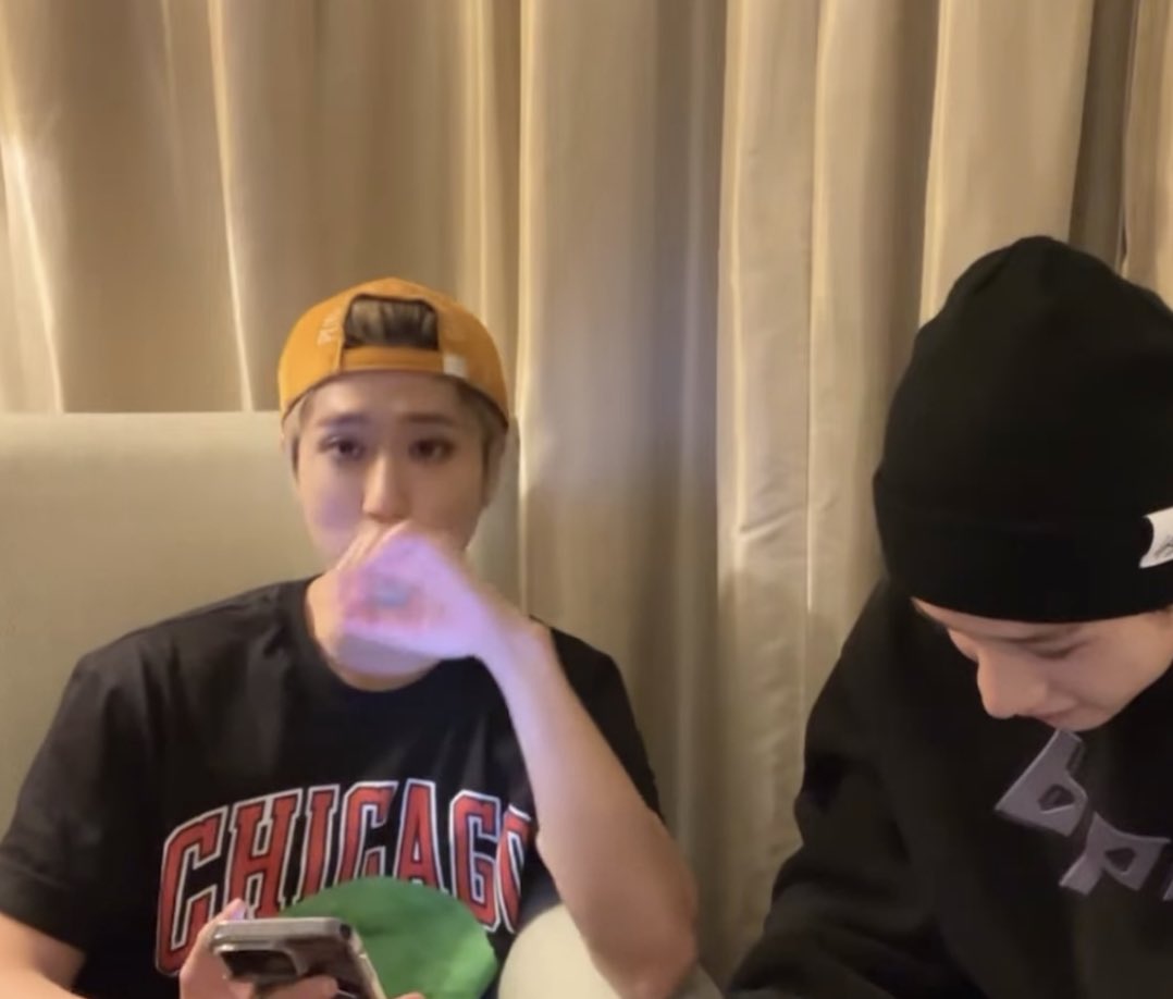 haetbitlinoring's tweet photo. a comment asked if they have a husband so jisung said “no, not yet” 

🐺: “hannie has a husband? hannies husband is this person”
🐿️: “oh leeknow-ssi? no not yet, not yet” WHAT WHAT. WHA. https://t.co/j1oMpIs4QX