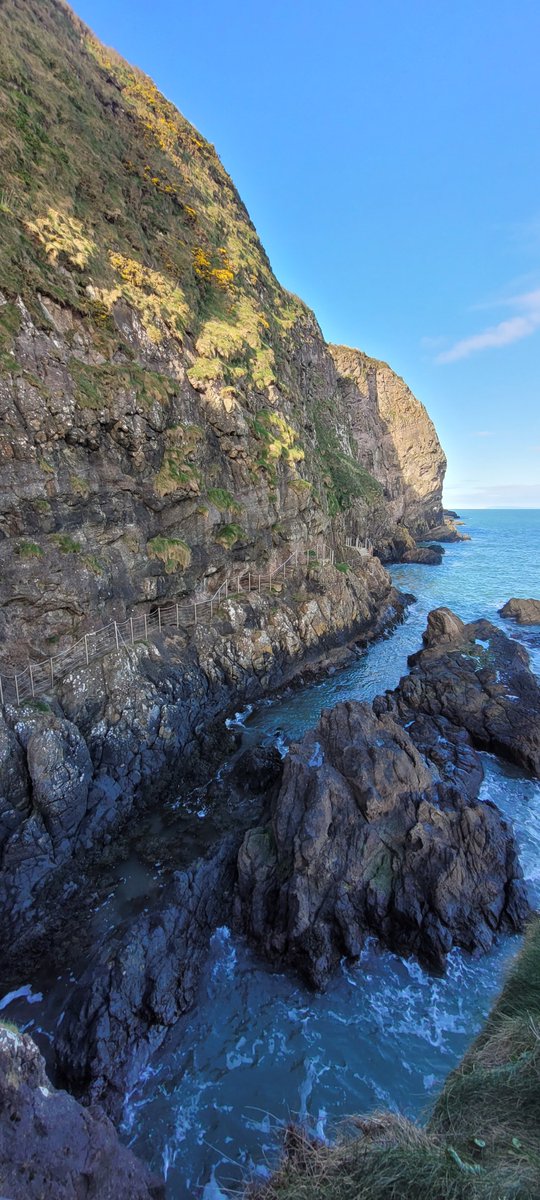 catmac_94's tweet photo. Absolutely stunning weather this weekend for @TheGobbins coastal path tour. Just managed to contain my excitement about the basalts long enough to listen to the tour guide.
#countyantrim #basalts #amygdales #palaeogene #gobbins #NorthernIreland https://t.co/6SkxLUBwOS