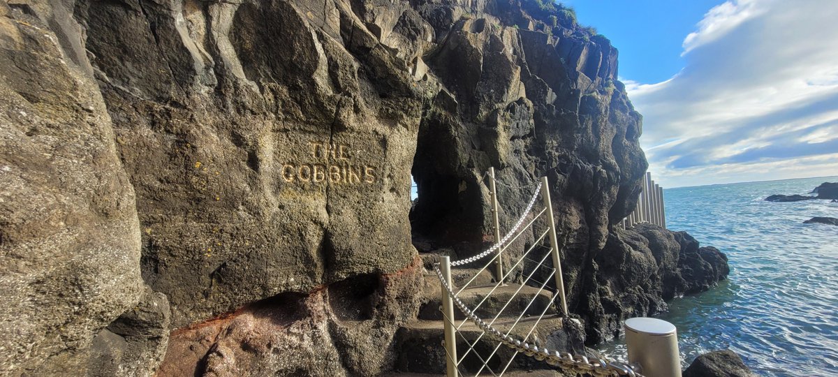 catmac_94's tweet photo. Absolutely stunning weather this weekend for @TheGobbins coastal path tour. Just managed to contain my excitement about the basalts long enough to listen to the tour guide.
#countyantrim #basalts #amygdales #palaeogene #gobbins #NorthernIreland https://t.co/6SkxLUBwOS