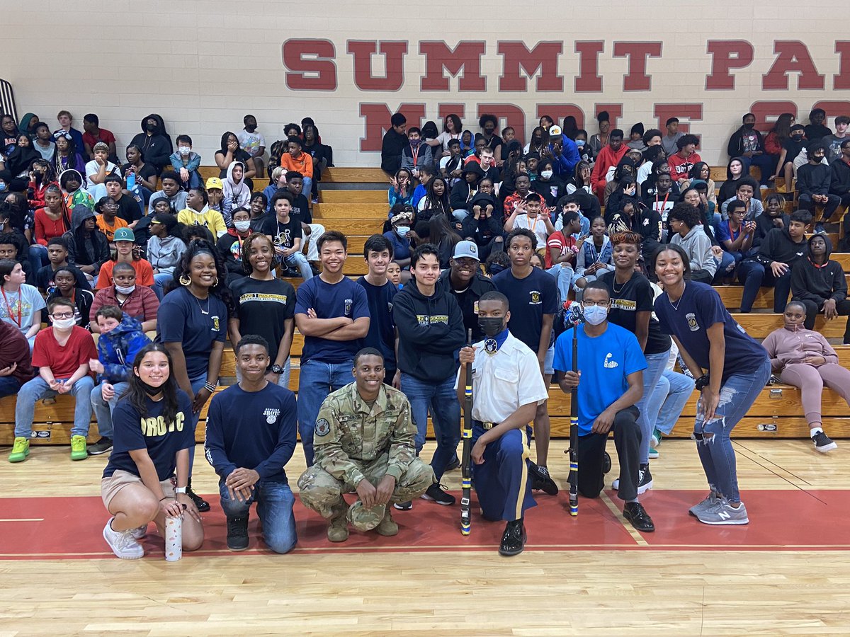 The Bengal Battalion would  to give a big thank you to the cadets who went out to Summit middle school to present and give an insight on what the bengal battalion is all about. 💛GO BENGALS 💙