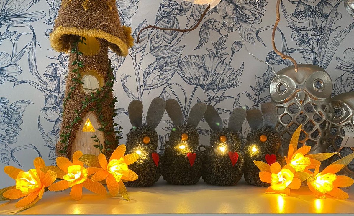 annagti93's tweet photo. Some of my work ❤️ #handmadehour #handmadebyme #giftideas #home #decor #decorative #fairylights #handmadenation #handmade #flowers #love https://t.co/4km31B9Qsa