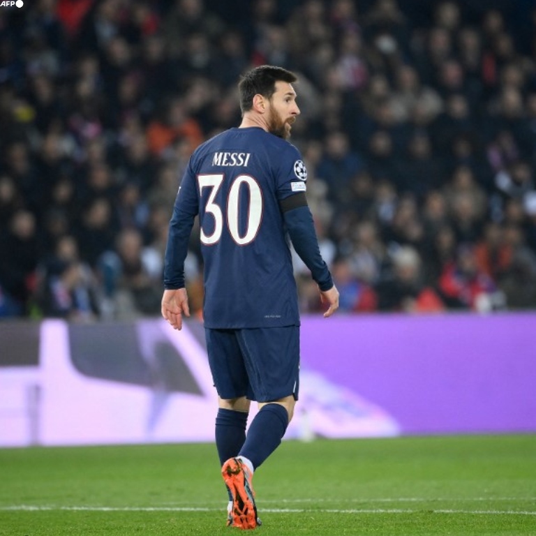 Lionel Messi acaba de alcanzar los ¡¡700 GOLES!! a nivel clubes. Sin ser 9 nominal, y sin especializarse solo en la finalización de jugadas, lleva 700 goles en 840 disputados con clubes. Simplemente EL MEJOR DE TODOS.