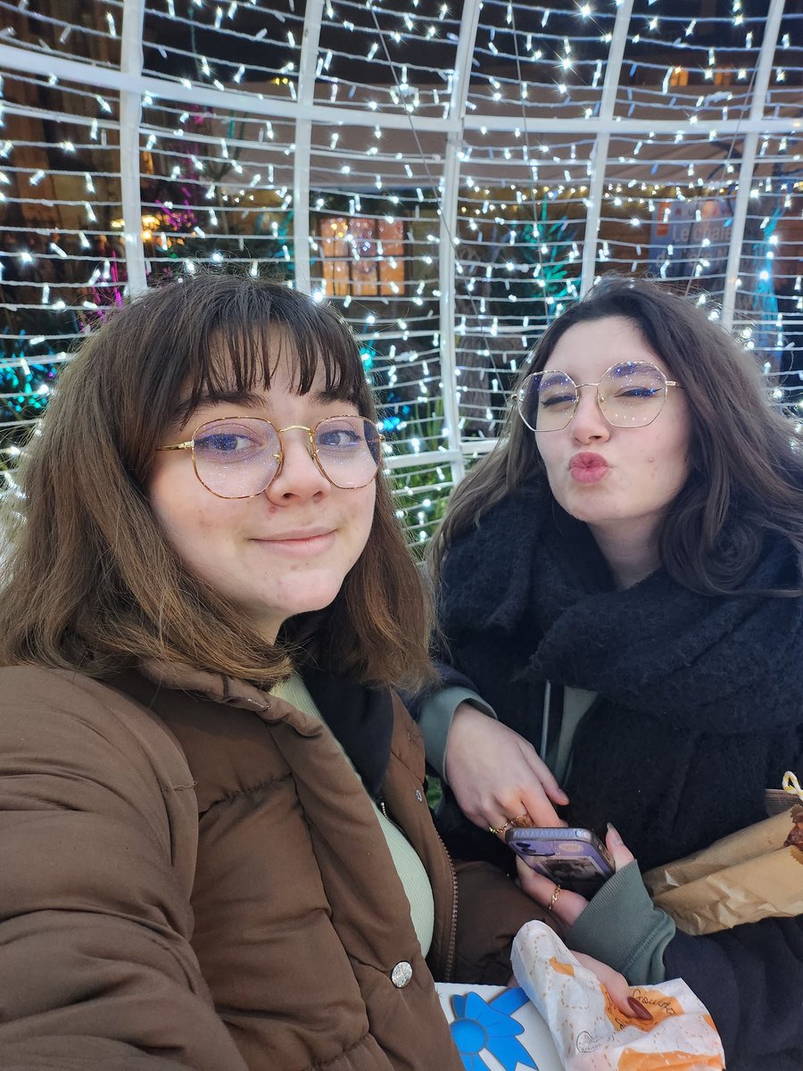 romyblossom's tweet photo. Mes copines ❤️ @uchihaalic @edwzdrag @kraomeufcool https://t.co/msjGFESf84