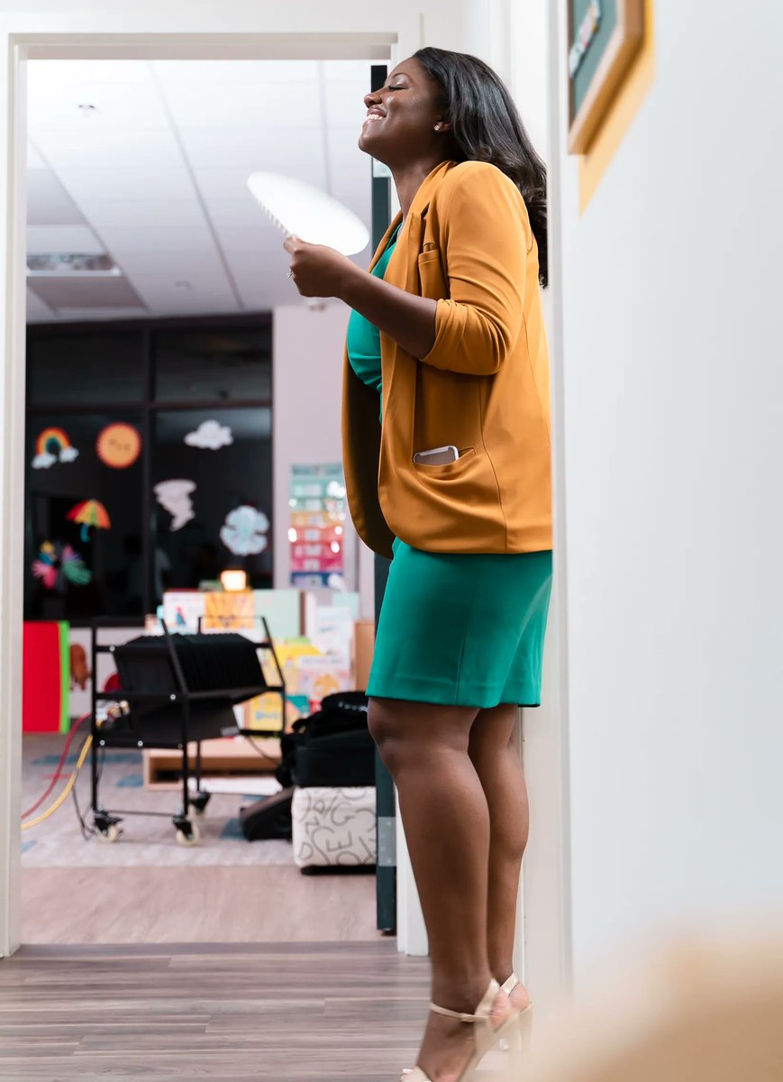 UniqueLens1's tweet photo. Another break from filming taking a breather fanning herself off.
#blackactress #filming #fanning #TheLongWayUp #indie https://t.co/MC7fuIN0VC