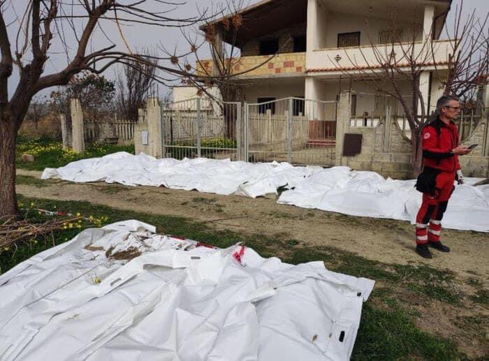 zoumoul's tweet photo. #ITALIE : Près de 60 morts dans le naufrage d’une embarcation de #migrants. Elle s’est brisée sur les rochers , à quelques  mètres des côtes italienne. Le bateau était parti de Turquie il y’a 4 jours, avec plus de 200 personnes. 80 personnes ont été secourues @Agenzia_Ansa https://t.co/z5bafDybDk
