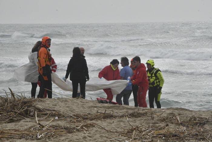 zoumoul's tweet photo. #ITALIE : Près de 60 morts dans le naufrage d’une embarcation de #migrants. Elle s’est brisée sur les rochers , à quelques  mètres des côtes italienne. Le bateau était parti de Turquie il y’a 4 jours, avec plus de 200 personnes. 80 personnes ont été secourues @Agenzia_Ansa https://t.co/z5bafDybDk