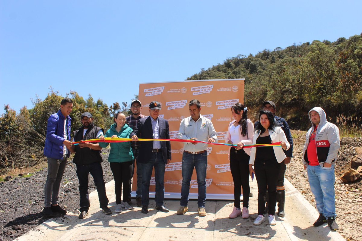 CundinamarcaGob's tweet photo. #EntregamosProgreso| Llegamos hasta el municipio de Guachetá, vía San Antonio sector oleoducto para entregar mejoramiento, lo cual permitirá seguir mejorando la calidad de vida de los habitantes de esta región. #RegiónQueProgresa 🙌🏼 https://t.co/2iSyjKa5dC