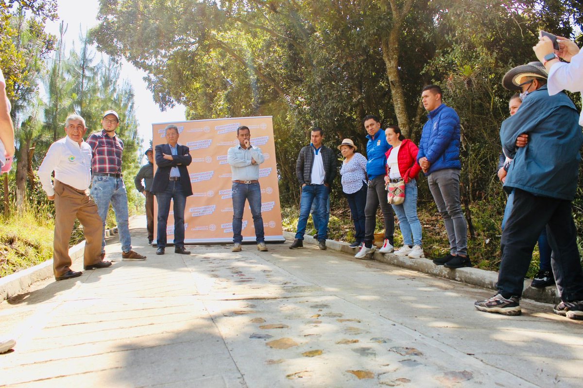 CundinamarcaGob's tweet photo. #EntregamosProgreso| Llegamos hasta el municipio de Guachetá, vía San Antonio sector oleoducto para entregar mejoramiento, lo cual permitirá seguir mejorando la calidad de vida de los habitantes de esta región. #RegiónQueProgresa 🙌🏼 https://t.co/2iSyjKa5dC