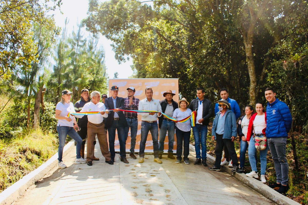 CundinamarcaGob's tweet photo. #EntregamosProgreso| Llegamos hasta el municipio de Guachetá, vía San Antonio sector oleoducto para entregar mejoramiento, lo cual permitirá seguir mejorando la calidad de vida de los habitantes de esta región. #RegiónQueProgresa 🙌🏼 https://t.co/2iSyjKa5dC