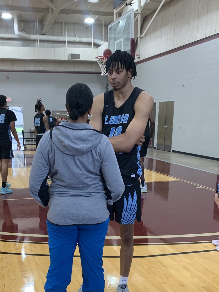 LauraPo05110389's tweet photo. @JayH_028
It’s not like your Mom is 5’2; you are just 6’9!
#D1prospect #4-2-4status
#BBacumen #Hops #teamplayer #excellentstudent
Because I said so! Goooo Jordan! https://t.co/wFhj8EkBEx