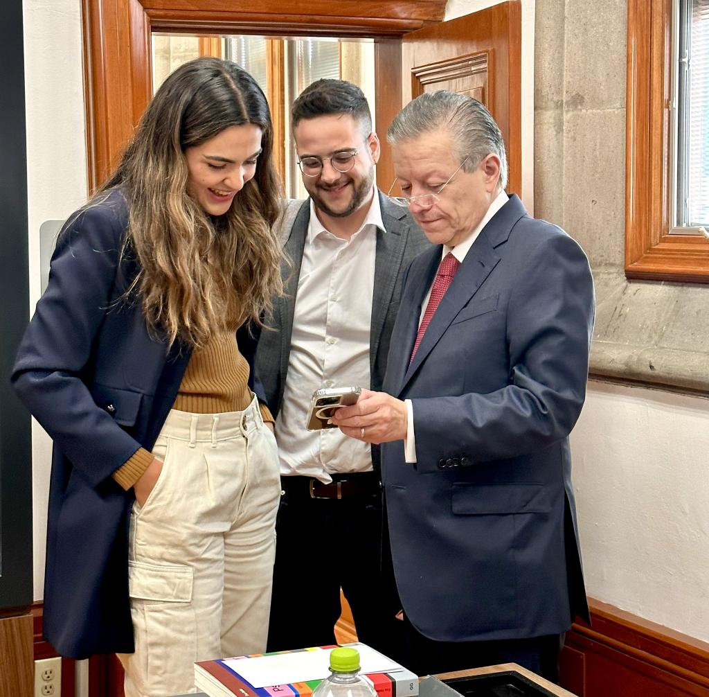 CMATIENZO's tweet photo. -El ministro @JRCossio y su gente

-El ministro @ArturoZaldivarL y la suya. https://t.co/sY3R9fmW2K