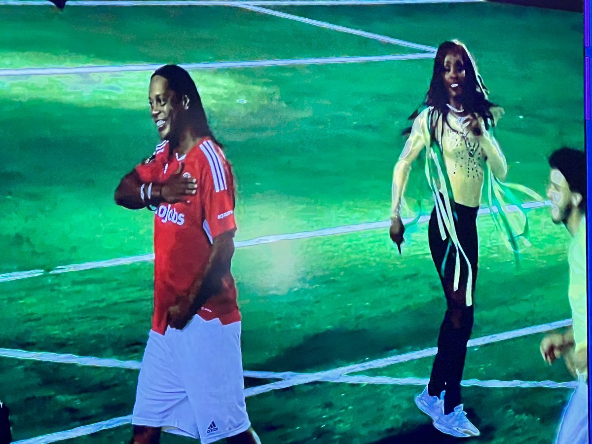 carlesn's tweet photo. Espectació amb l’entrada de @10Ronaldinho per jugar amb el @PorcinosFC a la @KingsLeague #KingsLeague #porcinosfc #ibai #gerardpique #ronaldinho #futbol #InfoJobs https://t.co/AFJLkX2Tw2
