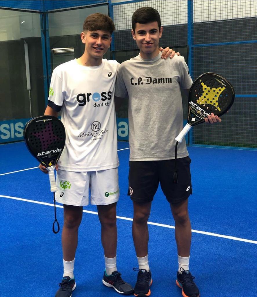 ¡Finaliza el #TycPremium1! Tras las finales, volvemos a casa con 4 campeon@s y 3 subcampeon@s del #CPDamm💫:

🏆𝗗𝗮𝘃𝗶𝗱 𝗚𝗮𝗹𝗮 y Marcos González (Junior)
🏆𝗣𝗮𝘂𝗹𝗮 𝗙𝗲𝗿𝗿𝗮́𝗻 y 𝗖𝗼𝘃𝗮 𝗩𝗲𝗿𝗱𝗲𝗷𝗼 (Infantil)
🏆𝗩𝗮𝗹𝗲𝗿𝗶𝗮 𝗚𝗮𝗿𝗰𝗶́𝗮 y Elena Herrera (Alevín)