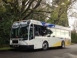 maxedoutmemes's tweet photo. @regtrainreview Not quite the same, but TriMet operates a small fleet of 31-foot Gillig buses for the routes that go through the winding roads of West Portland. Two doors on the right side, both low-floor. https://t.co/2EyNykQDwQ