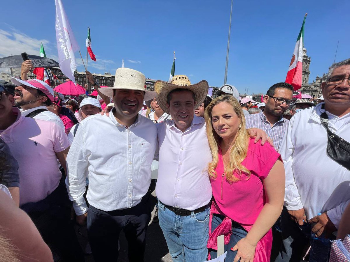 giogutierrezag's tweet photo. Ya estamos marchando en el Zócalo. 🤝 ✨
Hoy más que nunca lo decimos fuerte y claro, en México ni la democracia ni el voto libre se tocan.

#MiVotoNoSeToca https://t.co/KnJDldwjIB