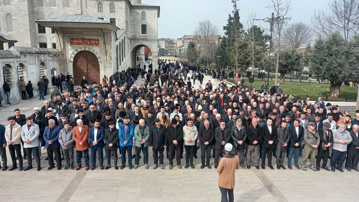 #ŞehitMetinYüksel'i anma Programına başlamadan önce #deprem de vefat eden vatandaşlarımız için Gıyabi cenaze namazı kılındı.