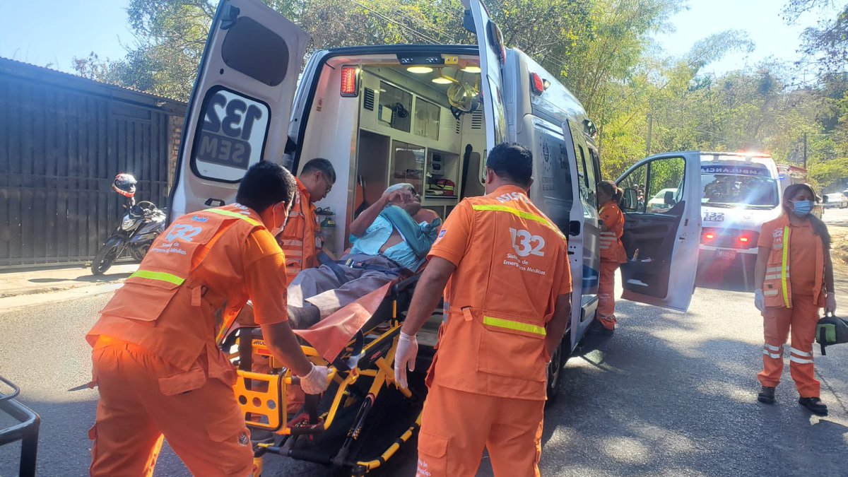 SEM132_SV's tweet photo. En este momento, nuestros equipos médicos de emergencias se han hecho presente, para atender un accidente de tránsito, ocurrido en el kilómetro 6, de la carretera a los Planes de Renderos. https://t.co/J3RfFoFerz
