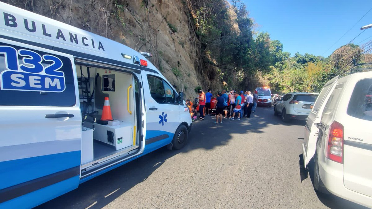 SEM132_SV's tweet photo. En este momento, nuestros equipos médicos de emergencias se han hecho presente, para atender un accidente de tránsito, ocurrido en el kilómetro 6, de la carretera a los Planes de Renderos. https://t.co/J3RfFoFerz