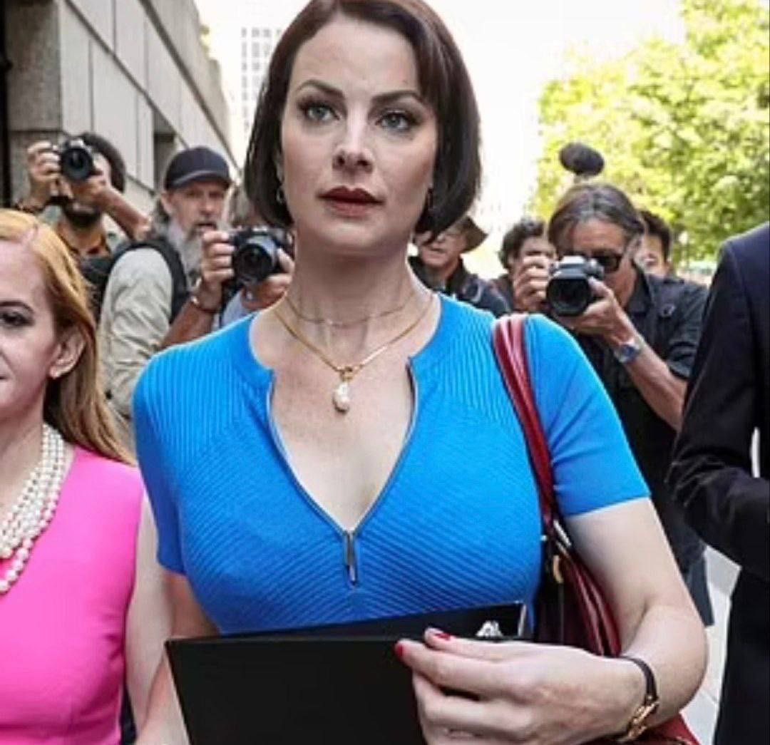 ATROMBETA3's tweet photo. Circulando nas redes 
Uma das vítimas do tráfico sexual infantil de Jeffrey Epstein, Sarah Ransom, disse ao tribunal que "fez cópias de fitas de altos funcionários estuprando crianças e cometendo outros crimes horríveis".
Dentre eles: Barack e Michele Obama. https://t.co/GBj9ViGkUg