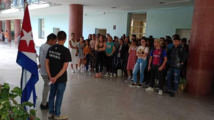 chserafin00's tweet photo. Así los recibimos en la @FeuCuba desde @HumanidadesUCLV 

¡Bienvenidos, estudiantes de nuevo ingreso! 🤩 https://t.co/g9BDpFwajM