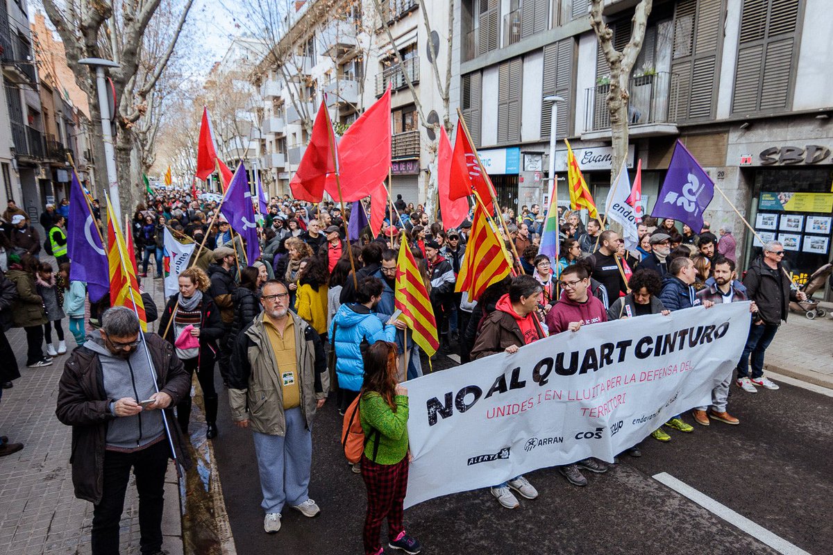 MarAmpurdanes's tweet photo. NO AL 4T CINTURÓ! 🌱
Milers de persones hem sortit avui als carrers per defensar el territori. Davant els macroprojectes que trinxen la terra, un poble organitzat; aquest és el nostre model de país.

#AturemEl4tCinturó 
📸 @rosergamonal https://t.co/GqzQSaWd8V