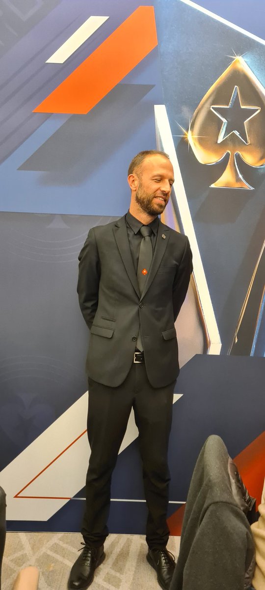 Siempre reparte. Sobre todo sonrisas <a href="/gerardsegarra/">Gerard Segarra</a> ♥️