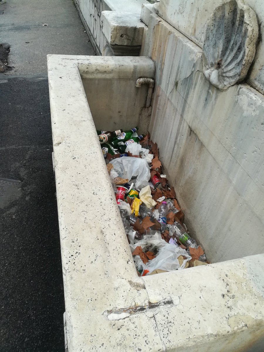 valeegiu12's tweet photo. Fontana di Tor di Nona
Commemorativa del #teatroApollo
(Abbattuto per costruire gli argini del Tevere)
Non credo che Cesare Bazzani l'abbia voluta intendere come cestino rifiuti. https://t.co/vN7szEv6zg