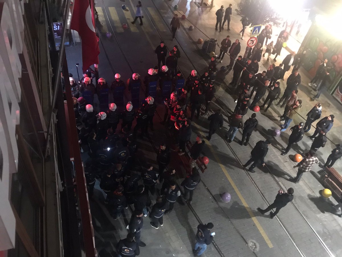TİP İstanbul İl Örgütü (aynı zamanda deprem yardımları için afet koordinasyon merkezidir) polis ablukası altında.