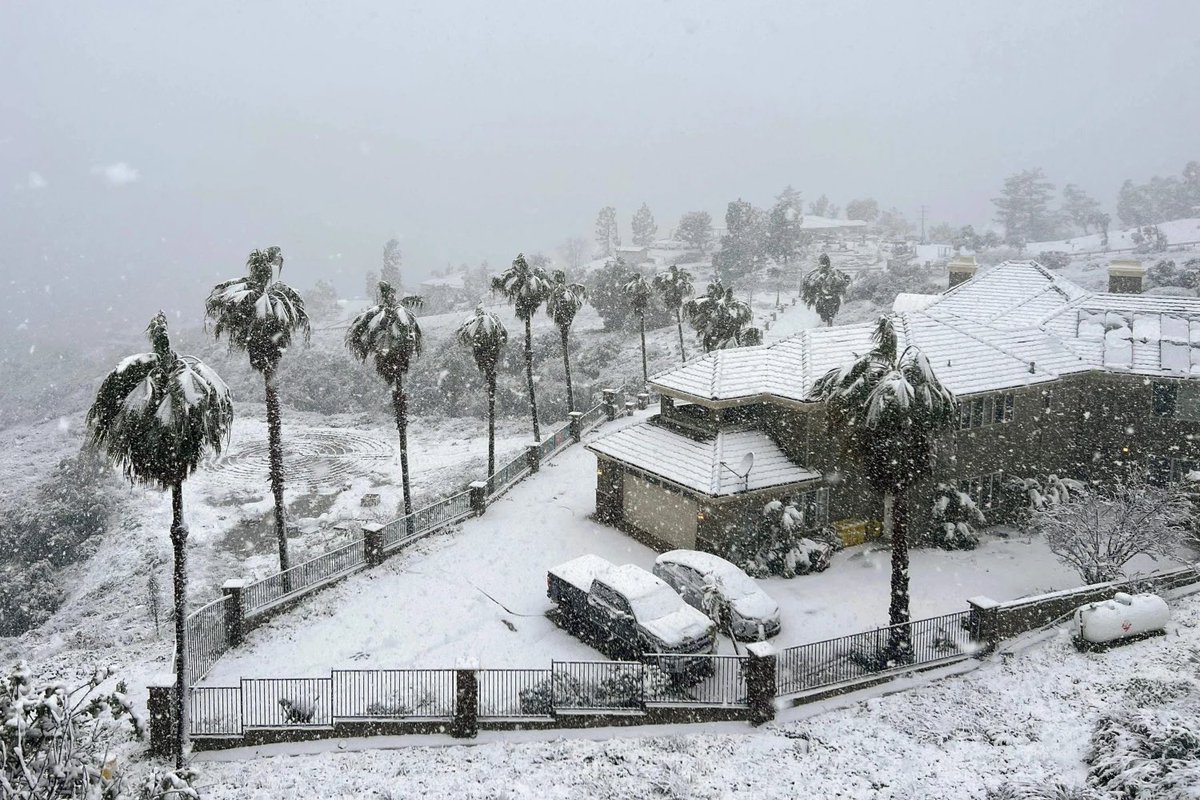 SaycheeseDGTL's tweet photo. Yesterday it snowed in Southern California! This is only the 6th time in recent history.  2019, 2007, 1998, 1987 and 1974, https://t.co/XVe4SPvrGq