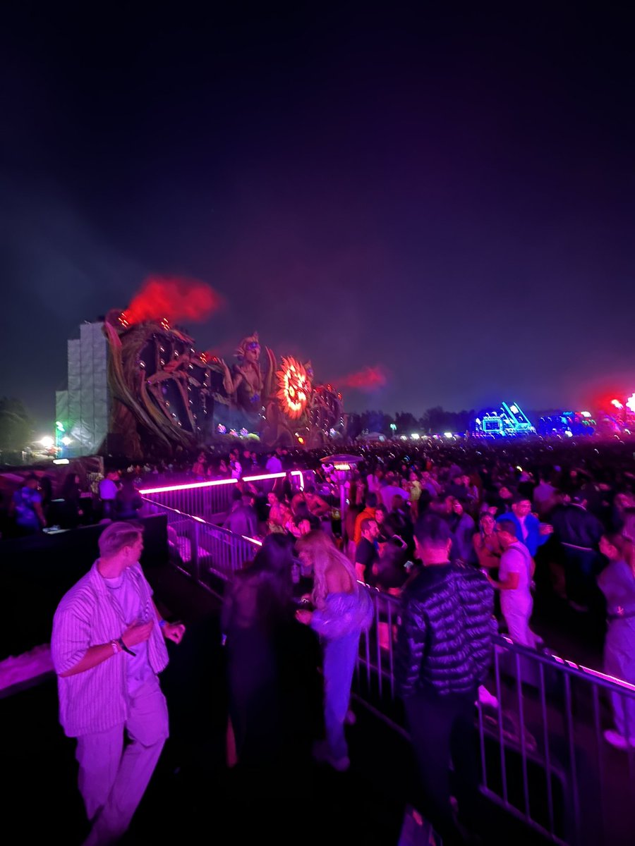 HistoriaPTontos's tweet photo. Ayer nos invitaron a una mesa en el EDC de $65,000 + consumo. 

Y era la segunda más barata. 

Fue sorprendente la cantidad de personas que pagan esos precios; la más cara estaba en $150,000. 

Y solo era eso, una mesa y sillones con vista. 

A mi perspectiva, no lo vale. https://t.co/8UWGNGJLFw